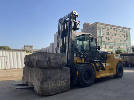 Gesamtgröße 7200x2550x3460mm Gegengewichtstapler mit Gabelbefestigungsanlagen geeignet für den sicheren Transport von Stoffen