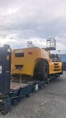 40 Ton Capacity Diesel Forklift Truck with 9300mm Mast Height and Hydraulic Power Shift Transmission