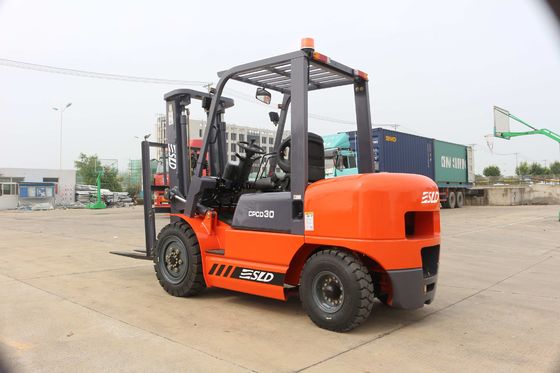 3 Ton Diesel Counterbalance Forklift Truck mit pneumatischem vierradangetriebenreifen