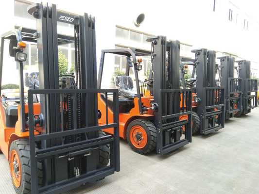 Automatikgetriebe-Diesel 2,5 Ton Diesel Forklift With Double/Triplex voller freier Mast